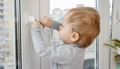 Os benefícios de usar fechaduras de segurança para bebês e crianças pequenas no banheiro