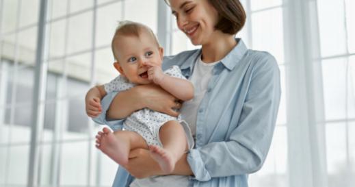 Estratégias calmantes para bebês com ansiedade de separação na hora de dormir