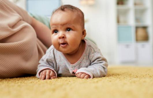 Os Benefícios de Usar uma Luz Noturna para a Rotina de Sono do seu Bebê