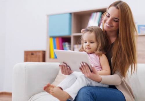 A relação entre o tempo de tela e o desenvolvimento da linguagem em bebês